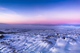 雪覆大地的壮丽日出景观