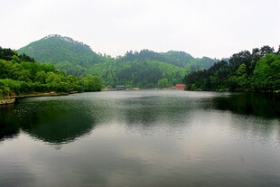 宁静山水湖景风光图