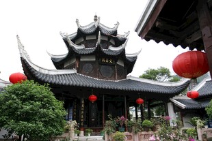 中式古建挂红灯笼景致