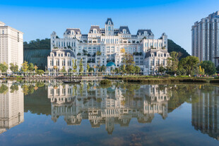 湖畔欧式建筑的美丽倒影