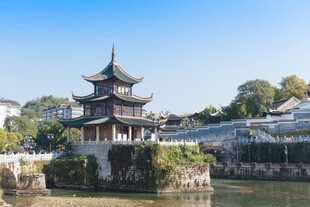 河畔古亭美景
