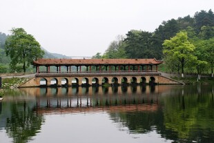 湖上廊桥映景