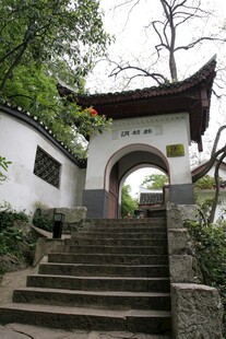 中式古拱门与石阶景致