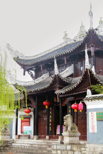 中式古建庙宇红灯笼点缀