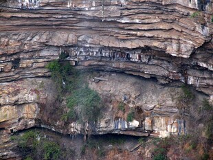 山间层叠岩壁与稀疏植被