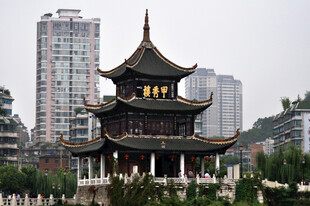 古亭映于现代都市之中