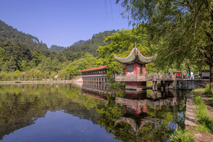 湖畔古亭映碧水