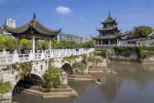 中式古桥与楼阁美景