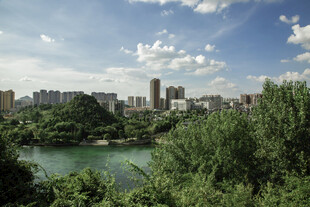 河畔城市风光
