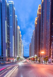都市夜景中的繁华街道