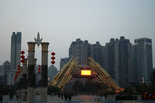 城市广场中的中式景观建筑