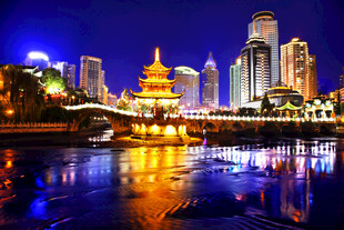 璀璨夜景中的城市河畔风光