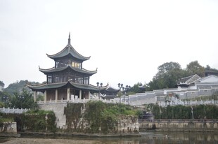 中式古建楼阁临水而立