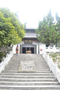 古建台阶旁绿树环绕景观