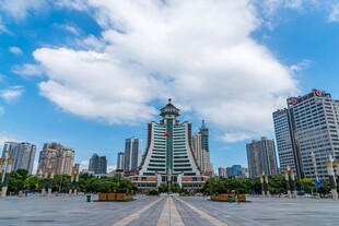 城市广场与林立高楼景观