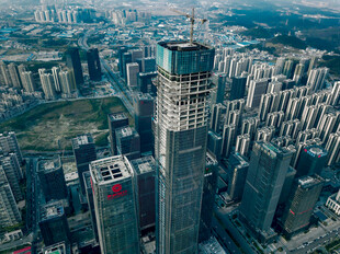 摩天大楼矗立繁华都市间