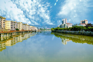 河畔城市风光宁静美好