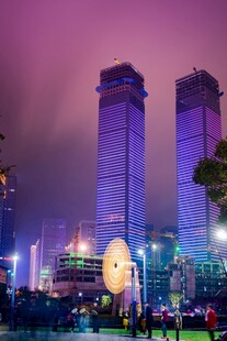 城市夜景中的双子塔风光
