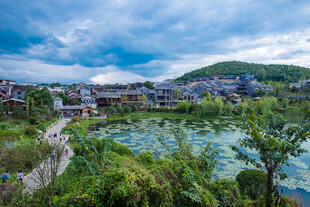 湖畔村落美景