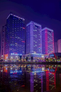城市璀璨夜景倒映水面