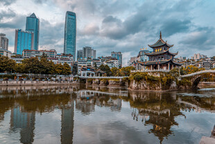 古典建筑与现代都市相映