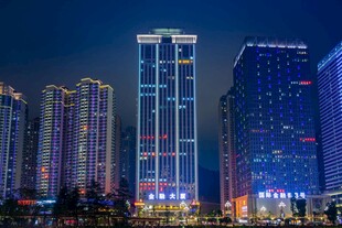 城市璀璨夜景高楼林立