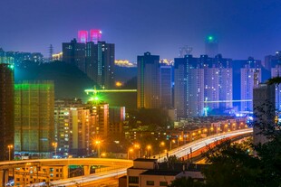 城市夜景中的璀璨灯火