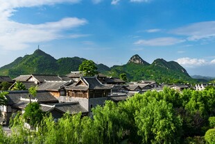 青山环抱中的古朴村落