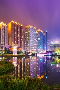 城市璀璨夜景湖畔风光