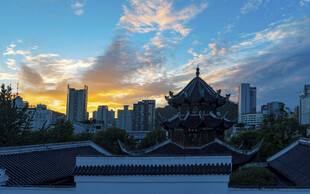 夕阳下的中式古建筑景观