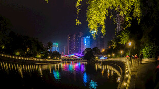夜晚河畔绚丽灯光美景
