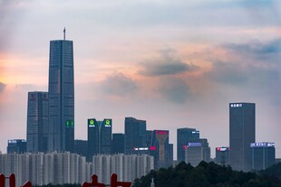 城市天际线的黄昏美景