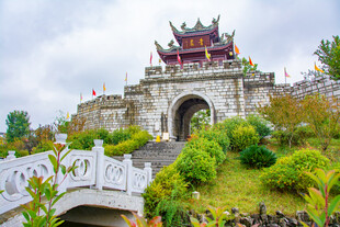 中式古建门楼与周边景致