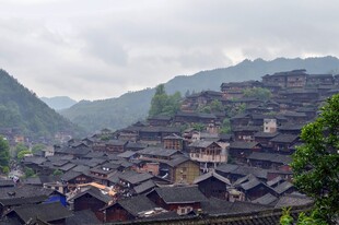 苗寨依山而建的古朴村落