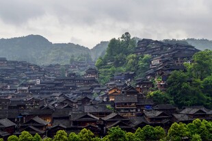 苗寨风光云雾缭绕的村落