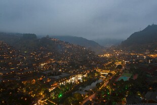 苗寨夜景俯瞰图