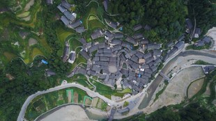 俯瞰山间村落与梯田美景