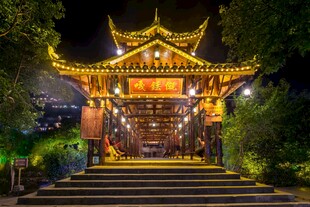 古亭夜景灯火璀璨映夜色