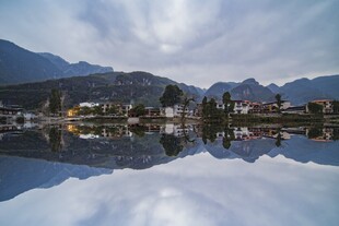 山水倒影的静谧湖景
