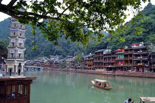苗寨河畔美景