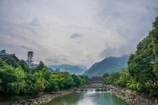 青山绿水间的宁静溪流