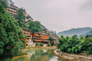 依山傍水的古朴中式建筑群