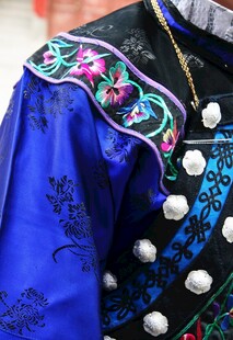 苗族服饰精美细节展示