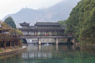 山水间的古桥建筑景观