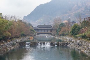 河畔古桥伴青山美景