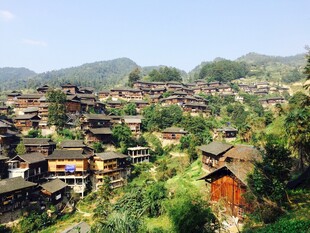 苗寨风光青山环抱的村落