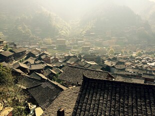 雾中古朴村落俯瞰景