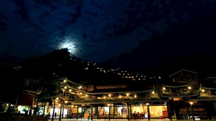 山村月夜下的灯火人家