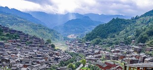 山间城镇俯瞰美景