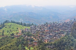 俯瞰苗寨村落美景